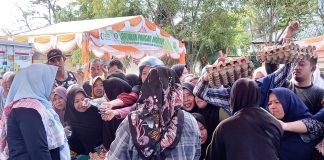 Dijual Dengan Harga Murah, Warga Kampung Bugis Serbu Gerakan Pangan Murah Yang Digelar DP3 Dinas Pertanian Pangan dan Perikanan (DP3) Kota Tanjungpinang menggelar Gerakan Pangan Murah (GPM) di halaman Kantor Camat Tanjungpinang Kota Jl. Abdul Rahim Kampung Bugis, Sabtu (9/3/2024) f,Pemko Tanjungpinang