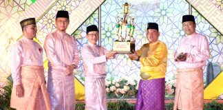 MTQH Tingkat Kota Tanjungpinang Selesai, PJ Hasan Harapkan Wawasan dan Rasa Cinta terhadap Al Qur’an Semakin Tinggi Penjabat (Pj) Wali Kota Tanjungpinang, Hasan, menyerahkan piala kepada pemenang MTQH ke-18 Tingkat Kota Tanjungpinang tahun 2024, Jumat (8/3) malam f,Pemko Tanjungpinang