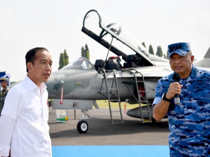 Presiden Jokowi meninjau alutsista TNI di Pangkalan TNI AU Iswahjudi, Kabupaten Magetan, Jawa Timur pada Jumat (08/03/2024). (Foto: BPMI Setpres)