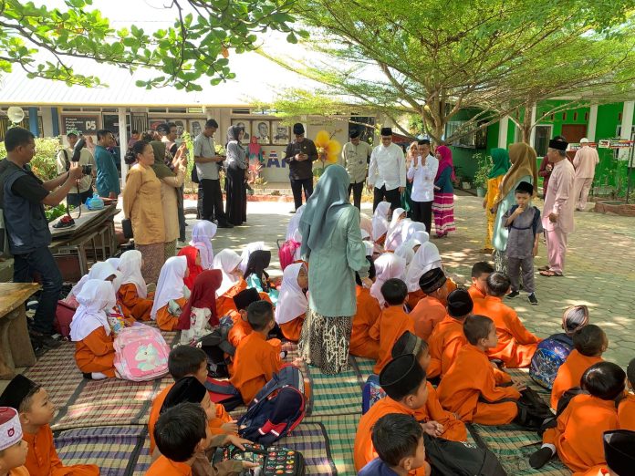 Penjabat (Pj) Wali Kota Tanjungpinang, Hasan, mendatangi dua sekolah yang mendapat penghargaan sekolah adiwiyata mandiri dari pusat yaitu SDN 004 Tanjungpinang dan SMPN 10 Tanjungpinang, , Selasa (19/3) f,Pemko Tanjungpinang