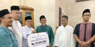 Safari Ramadan Pemko Tanjungpinang, Pj Hasan Serahkan Bantuan Untuk Delapan Masjid dan Surau di Sei Jang Penjabat (Pj) Wali Kota Tanjungpinang, Hasan menyerahkan bantuan atau dana hibah untuk delapan masjid dan surau yang tersebar di kelurahan Sungai Jang setelah sholat isya dan tarawih berjamaah di Masjid Al Qona'ah, Batu Kucing, Kelurahan Sungai Jang, Selasa (19/3) f,diskominfo Tanjungpinang