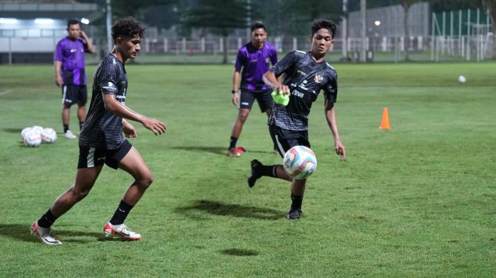 Para pemain Tim U-20 yang telah dipanggil pelatih Indra Sjafri menjalani latihan perdana pada pemusatan latihan di Jakarta, Kamis (14/3). f,pssi