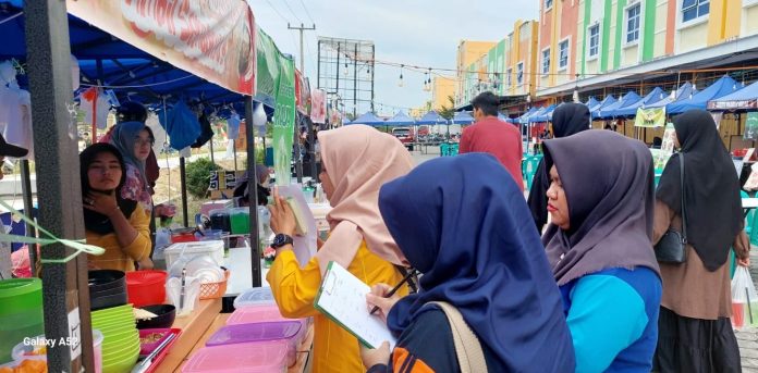 Dinas Kesehatan (Dinkes) Pengendalian Penduduk dan Keluarga Berencana Kota Tanjungpinang bersama Loka Pengawas Obat dan Makanan (POM) lakukan pengawasan berupa pengujian jajanan takjil yang dijual pedagang di bazar ramadan sejak Jumat (15/3) kemarin hingga Rabu (03/4) mendatang di pada 10 titik bazar ramadhan di wilayah Kota Tanjungpinang f,dinkes Tanjungpinang.