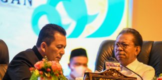 Tangani Penyalahgunaan dan Peredaran Gelap Narkotika, Gubernur Ansar Sampaikan Jawaban Pemerintah Mengenai FP4GNPN pada Paripurna DPRD Kepri Gubernur Kepulauan Riau H. Ansar Ahmad berbincang dengan Ketua DPRD Provinsi Kepri Jumaga Nadeak pada Rapat Paripurna DPRD Provinsi Kepri yang dilaksanakan di Balairung Wan Seri Beni, Dompak, Senin, (18/03) f,diskominfo Kepri