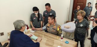 Dokter Ahli Singapura Lewat Perkumpulan Teochew Tanjungpinang Lakukan Pengobatan Tradisional Gratis di Tanjungpinang Kapolresta Tanjungpinang Kombes Pol H. Ompusunggu, turut antusias melakukan pengobatan tradisional gratis di Tanjungpinang, yang digelar Perkumpulan Teochew Tanjungpinang Senin (4/3) f,Polresta Tanjungpinang.