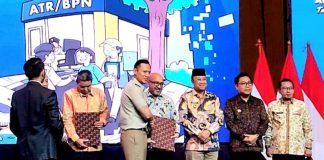 Gubernur Ansar Diwakili Luki Zaiman Terima Penghargaan dari Kementerian ATR/BPN atas Perannya Sukseskan GTRA Summit 2023 Kementerian Agraria dan Tata Ruang/Badan Pertanahan Nasional (ATR/BPN) memberikan penghargaan kepada Gubernur Kepulauan Riau Ansar Ahmad di Hotel Shangri-La, Jakarta, Kamis (07/03). Asisten Perekonomian dan Pembangunan Setdaprov Kepri, Luki Zaiman Prawira mewakili Gubernur Ansar menerima penghargaan ini. f,diskominfo Kepri