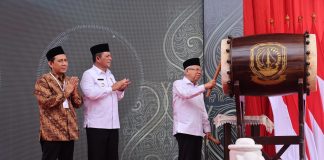 Wapres RI Ma’ruf Amin “Ekosistem Rantai Nilai Halal Yang Kuat Akan Meningkatkan Ekspor Produk Halal” Wakil Presiden RI K.H. Ma'ruf Amin didampingi Gubernur Kepulauan Riau H. Ansar Ahmad dan Kepala Perwakilan Bank Indonesia Kepulauan Riau H. Suryono secara resmi membuka Kepulauan Riau Ramadhan Fair (KURMA) 2024 di Halaman Gedung Daerah Provinsi Kepri, Tanjungpinang, Jumat (15/3) f,diskominfo Kepri