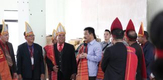 Wali Kota Rudi Kenakan Ulos dan Berbaur Dengan Punguan Raja Toga Sirait di Pesta Bona Taon 2024 Wali Kota Batam/Kepala Badan Pengusahaan (BP) Batam H Muhammad Rudi (HMR), menghadiri Pesta Bona Taon 2024 Punguan Raja Toga Sirait, Boru Bere/Ibebere se-Kota Batam di Gedung Serbaguna Huria Kristen Batak Protestan (HKBP) Lubukbaja Batam, Minggu (17/3) f,Pemko Batam