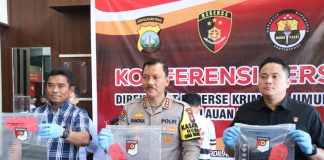 Viral di Instagram, Jatanras Ditreskrimun Polda Kepri Berhasil Amankan Dua Pelaku Pencurian Sepedamotor Kabidhumas Polda Kepri Kombes. Pol. Zahwani Pandra Arsyad, didampingi Dirreskrimum Polda Kepri Kombes. Pol. Adip Rojikan, dan Kasubdit 3 Jatanras Ditreskrimum Polda Kepri Kompol Mikael Hutabarat, dalam konferensi pers di Lobby Ditreskrimum Polda Kepri, Kamis (14/3) f,Polda Kepri