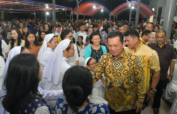 Gubernur Kepulauan Riau Ansar Ahmad menghadiri Perayaan Syukur Ekaristi 25 Tahun Tahbisan Imamat bertempat di Gereja Katolik Maria Bunda Pembantu Abadi Kavling Lama Batu Aji Kota Batam, Kamis (18/4) malam f,diskominfo Kepri