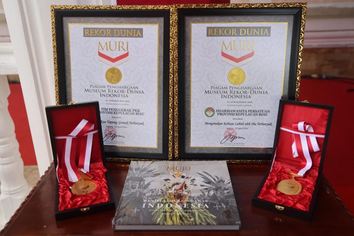 Pemprov Kepri pecahkan dua rekor Museum Rekor Dunia Indonesia (MURI). Bahkan tak hanya rekor Indonesia, tapi juga rekor dunia, yakni Rekor Sajian Kue Tepung Gomak Terbanyak (2.408 keping, sesuai jumlah pulau yang ada di Provinsi Kepri) dan rekor mengenakan kebaya labuh oleh Ibu terbanyak (2.775 orang anggota organisasi kewanitaan se-Kepri) f,diskominfo Kepri