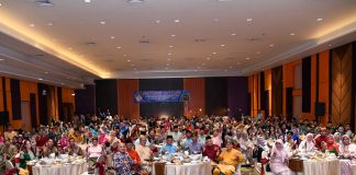 Halalbihalal dengan Masyarakat Kepri di Jatim, Gubernur Kepri, Ansar Ahmad Gelar Halalbihalal Dengan Masyarkat Kepri di Jatim Gubernur Kepri, Ansar Ahmad menggelar Halalbihalal Idul Fitri 1445 H bersama masyarakat Kepulauan Riau di Jawa Timur di Hotel Mercure Grand Mirama, Surabaya, Jumat (26/4) malam. f,diskominfo Kepri