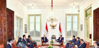 Presiden Jokowi dan Perdana Menteri Inggris, Tony Blair Bahas Pembangunan Fasilitas Solar Panel di IKN Presiden Jokowi saat menerima mantan Perdana Menteri Inggris Tony Blair beserta delegasi, di Istana Merdeka, Jakarta, Kamis (18/04/2024). (Foto: BPMI Setpre/Vico)
