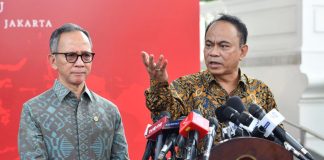 Perangi Judi, Pemerintah Segera Bentuk Satgas Terpadu Pemberantasan Judi Online Menkominfo Budi Arie Setiadi dan Ketua Dewan Komisioner OJK Mahendra Siregar memberikan keterangan pers di Kompleks Istana Kepresidenan Jakarta, Kamis (18/04/2024). (Foto: Humas Setkab/Jay)