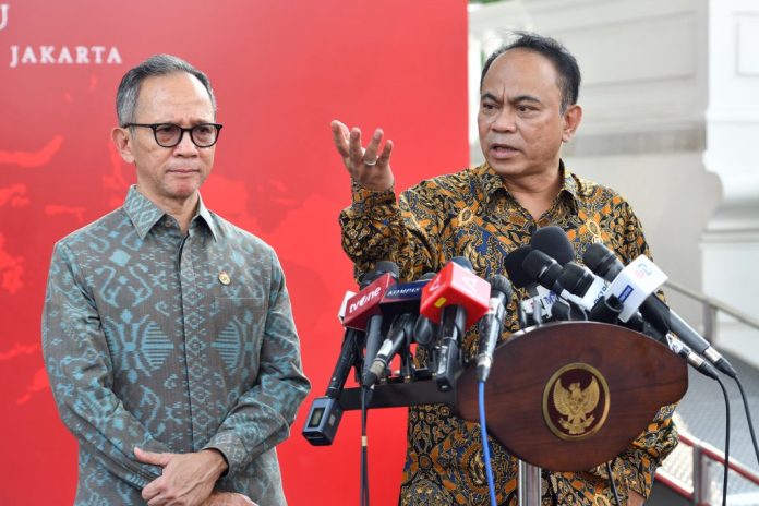 Menkominfo Budi Arie Setiadi dan Ketua Dewan Komisioner OJK Mahendra Siregar memberikan keterangan pers di Kompleks Istana Kepresidenan Jakarta, Kamis (18/04/2024). (Foto: Humas Setkab/Jay)
