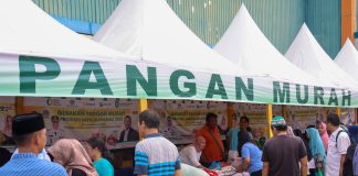 Pemerintah Pusat Gelar Apel Siaga HBKN Jelang Idul Fitri 2024 Melalui Gerakan Pangan Murah Serentak Nasional Sekretaris Daerah Provinsi Kepulauan Riau Adi Prihantara mengunjungi Gerakan Pangan Murah (GPM) serentak secara Nasional di Hotel Borobudur, Jakarta, Senin (1/4). f,diskominfo Kepri