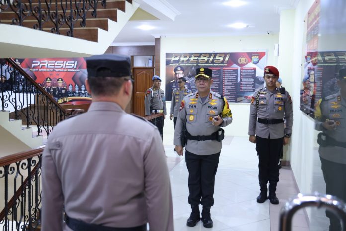 Kapolda Kepri Irjen. Pol. Drs. Yan Fitri Halimansyah, pimpin upacara serah terima dan pelantikan jabatan Kayanma Polda Kepri, di Ruang Rapat Utama Polda Kepri, Selasa (2/4) f, Polda Kepri