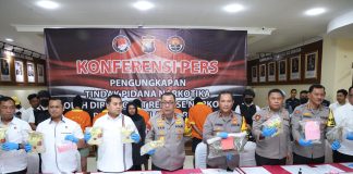 Polda Kepri Berhasil Tangkap 44 Tersangka dari Pengungkapan 36 Kasus Narkoba Kapolda Kepri Irjen. Pol. Drs. Yan Fitri Halimansyah, saat memimpin konferensi pers ungkap kasus tindak pidana narkoba yang digelar di Lobby Mapolda Kepri, Selasa (2/4). F, Polda Kepri