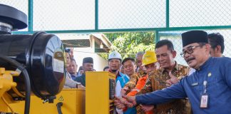 Mimpi Masyarakat Pulau KarasTercapai, Listrik Kini Nyala 24 Jam Gubernur Kepulauan Riau H. Ansar Ahmad meresmikan penyalaan 24 jam Sistem Kelistrikan PT. PLN (Persero) Sub ULP Karas, Kelurahan Karas, Kecamatan Galang, Kota Batam, Rabu (3/4) f, Diskominfo Kepri