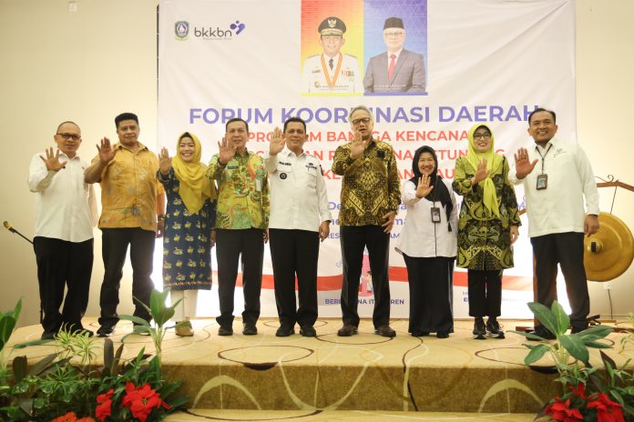 Foto bersama Sekretaris Utama BKKBN RI Tavip Agus Rayanto, Gubernur Kepri Ansar Ahmad serta Kepala Perwakilan BKKBN Kepri Rohina dan undangan f, Diskominfo Kepri