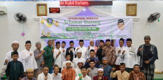 Gubernur Ansar Apresiasi Jamaah Masjid Darul Mukhlisin Tetap Istiqomah di Akhir Ramadhan Gubernur Kepulauan Riau H. Ansar Ahmad mengunjungi Masjid Darul Mukhlisin di Kavling Senjulung, Kota Batam, Rabu (03/04) f, diskominfo Kepri