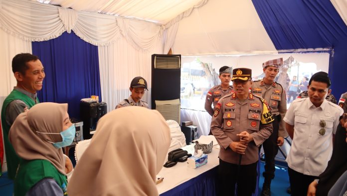 Kapolres Bintan AKBP Riky Iswoyo bersama dengan Wakil Bupati Bintan Ahdi Muqsith dan seluruh FKPD dan OPD melakukan pengecekan kesiapan personel yang melakukan tugas pada Pos Pengamanan, Pos Pelayanan dan Pos Terpadu, Kamis (4/4/2024) f, Polres Bintan