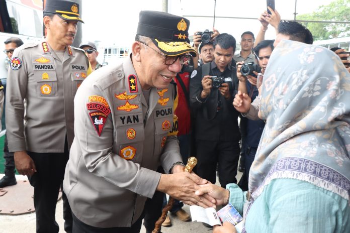 Kapolda Kepri Irjen. Pol. Drs. Yan Fitri Halimansyah, M.H., memberikan 216 tiket gratis mudik Lebaran kepada masyarakat di Pelabuhan Domestik Punggur, Jumat (5/4/2024) f, Polda Kepri