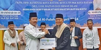 Warga Minta Pelebaran Jalan di Cikitsu, HMR Ajak Cari Solusi Pindahkan Pedagang Wali Kota Batam H Muhammad Rudi (HMR), menyerahkan bantuan dari Pemko Batam saat safari Ramadan di Masjid Al- Falah, Perumahan Bungaraya, Belian, Batamkota, Batam, Kamis (4/4/2024) f, Pemko Batam