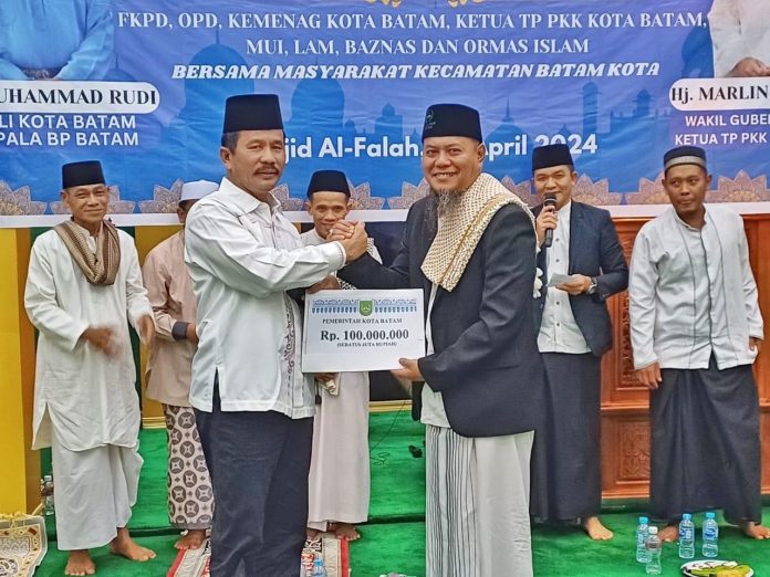 Wali Kota Batam H Muhammad Rudi (HMR), menyerahkan bantuan dari Pemko Batam saat safari Ramadan di Masjid Al- Falah, Perumahan Bungaraya, Belian, Batamkota, Batam, Kamis (4/4/2024) f, Pemko Batam