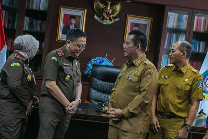Gubernur Kepulauan Riau H. Ansar Ahmad bersilaturahmi dengan Kepala Kejaksaan Tinggi (Kajati) Kepri, Teguh Subroto di Ruang Kerja Gubernur, Gedung A Kantor Gubernur, Dompak, Selasa (16/04) f, diskominfo Kepri