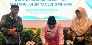 STAI Miftahul Ulum Resmi Jadi Institut Gubernur Kepulauan Riau H. Ansar Ahmad yang langsung meresmikan Institut Agama Islam Miftahul Ulum (IAI-MU) Tanjungpinang yang ditandai dengan penandatanganan prasasti di Aula Wan Seri Beni, Dompak, Tanjungpinang, Rabu (24/04) f, diskominfo Kepri