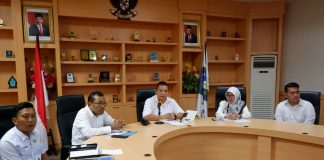 Delapan Nelayan Asal Natuna Ditangkap Malaysia, Pemprov Kepri Serahkan Penyelesaiannya ke Konjen RI di Kuching Kepala Badan Pengelola Perbatasan Daerah Provinsi Kepulauan Riau Doli Boniara dalam konferensi pers bersama Konsulat Jenderal RI Kuching mengatakan APMM menangkap 8 orang nelayan asal Natuna yang melaut menggunakan 3 kapal f, diskominfo Kepri