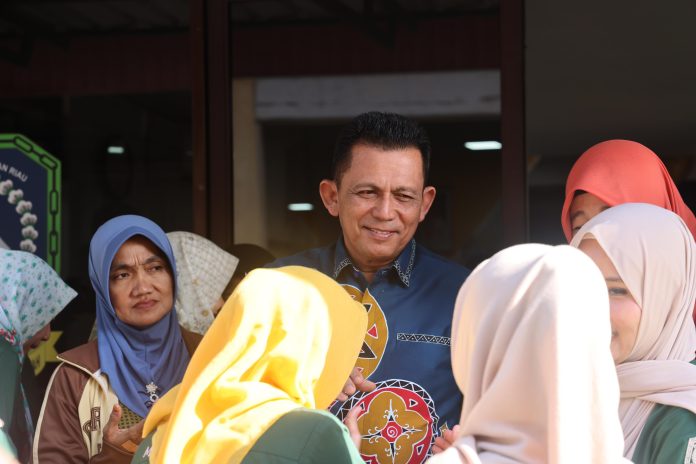 Gubernur Kepulauan Riau H. Ansar Ahmad mengunjungi pasien dan keluarga pasien yang menggunakan fasilitas Rumah Singgah Mahligai Keris, Sekupang, Batam, Kamis (25/04), pagi. F, diskominfo Kepri