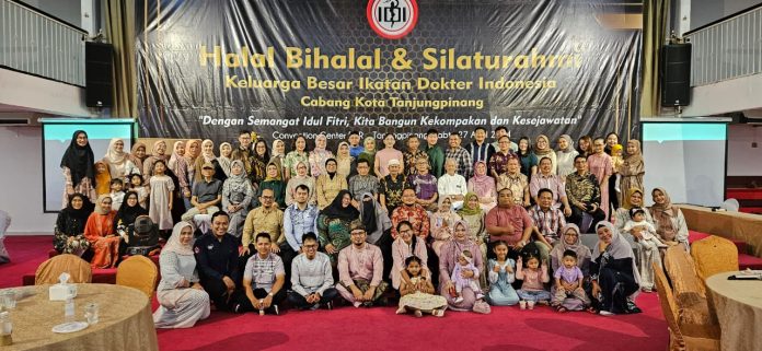 Keluarga Besar Ikatan dokter Indonesia ( IDI ) kota Tanjungpinang cabang kota Tanjungpinang menghadiri acara Halal Bihalal Idul Fitri 1445 H yang digelar di Hotel Bitan Beach Resort (BBR), Sabtu 27 April 2024 f, RSUD Tanjungpinang