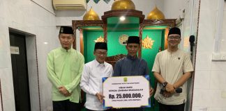 Pj Wali Kota Serahkan Bantuan Rp25 Juta Kepada DKM Masjid Al Munawarah Penjabat (Pj) Wali Kota Tanjungpinang, Hasan, menyerahkan bantuan sebesar Rp25 juta kepada ketua dewan kemakmuran masjid (DKM) Masjid Al Munawarah f, Pemko Tanjungpinang