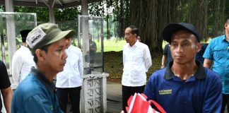 Presiden Jokowi Saksikan Pemberian Paket Sembako di sekitar Kompleks Istana Kepresidenan Presiden Jokowi menyaksikan penyerahan bantuan paket sembako bagi masyarakat di sekitar Kompleks Istana Kepresidenan Bogor, Jawa Barat, Sabtu (06/04/2024). (Foto: BPMI Setpres)