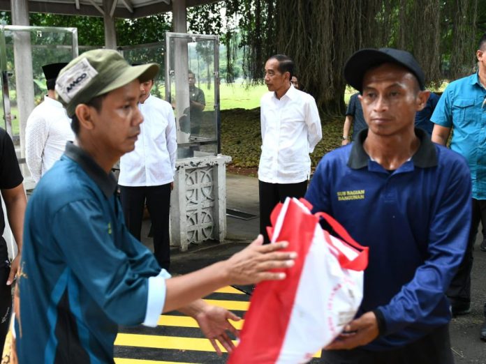 Presiden Jokowi menyaksikan penyerahan bantuan paket sembako bagi masyarakat di sekitar Kompleks Istana Kepresidenan Bogor, Jawa Barat, Sabtu (06/04/2024). (Foto: BPMI Setpres)