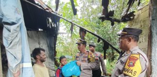 Kapolsek Bintan Timur Beri Bantuan Bagi Warga Kurang Mampu di Sei Lekop, Bintan Timur Kapolsek Bintan Timur AKP Rugianto beserta jajarannya mendatangi kediaman seorang warganya yangt bernama Sri Hariyanto yang bertempat tinggal di Kampung Purwodadi KM.20 Sei Lekop Kecamatan Bintan Timur, Sabtu (20/4/2024) f,Polres Bintan
