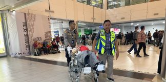 Penumpang Pesawat Sakit Mendadak, Kapolda Kepri Perintahkan Kapolsek Bandara Berikan Pertolongan Pertama Seorang penumpang wanita dari penerbangan Batik Air ID 6862 rute Jakarta-Batam, Natalia Tin Mariati, mengalami sakit mendadak saat tiba di Bandara Internasional Hang Nadim Batam, Minggu (21/4) malam f,Polda Kepri