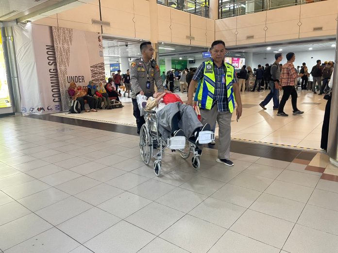 Seorang penumpang wanita dari penerbangan Batik Air ID 6862 rute Jakarta-Batam, Natalia Tin Mariati, mengalami sakit mendadak saat tiba di Bandara Internasional Hang Nadim Batam, Minggu (21/4) malam f,Polda Kepri