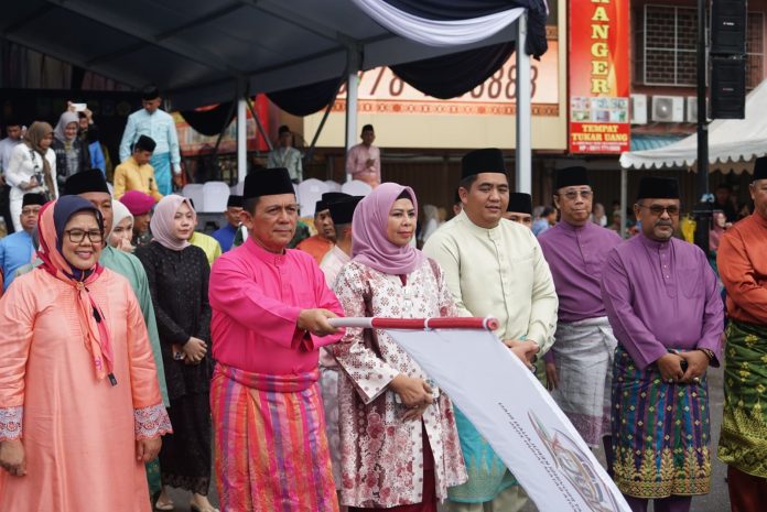 Gubernur Kepri H. Ansar Ahmad melepas peserta Pawai Ta'aruf dalam rangka Pembukaan Musabaqah Tilawatil Qur'an dan Hadis (MTQH) Ke- X Tingkat Provinsi Kepulauan Riau, Senin (20/5). f,diskominfo Kepri