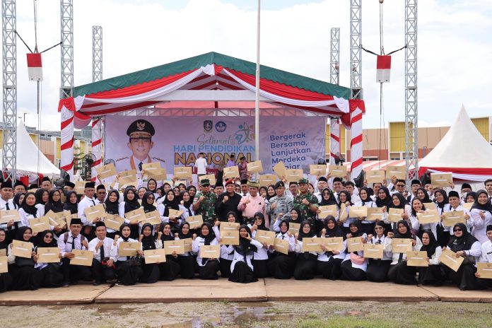 Upacara Peringatan Hari Pendidikan Nasional (Hardiknas) Tingkat Provinsi Kepulauan Riau Tahun 2024, bertempat di Lapangan Cipta Grand City Sagulung, Kota Batam, Kamis (2/5) f,diskominfo Kepri