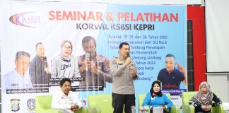 Hari Buruh Sedunia, Kabidhumas Polda Kepri Kombes. Pol. Zahwani Gelar Seminar untuk Buruh Kabidhumas Polda Kepri Kombes. Pol. Zahwani Pandra Arsyad, laksanakan kegiatan seminar dan pelatihan Federasi Logam, Otomotif, Mesin, Industri dan Elektrik Elektronik Serikat Buruh Seluruh Indonesia (KSBSI), Rabu (1/5/2024) f,Polda Kepri