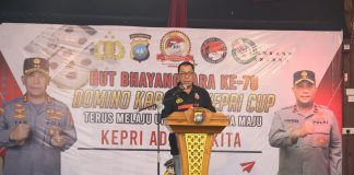 Turnamen Domino Hari Bhayangkara ke-78 Polda Kepri Diikuti 1.024 Peserta Kapolda Kepri Irjen. Pol. Drs. Yan Fitri Halimansyah memberikan sambutan kegiatan perlombaan domino dalam rangka Hari Bhayangkara ke-78, di D'reg Café Mega Legenda Batam, Jumat (24/5/2024). f,Polda Kepri