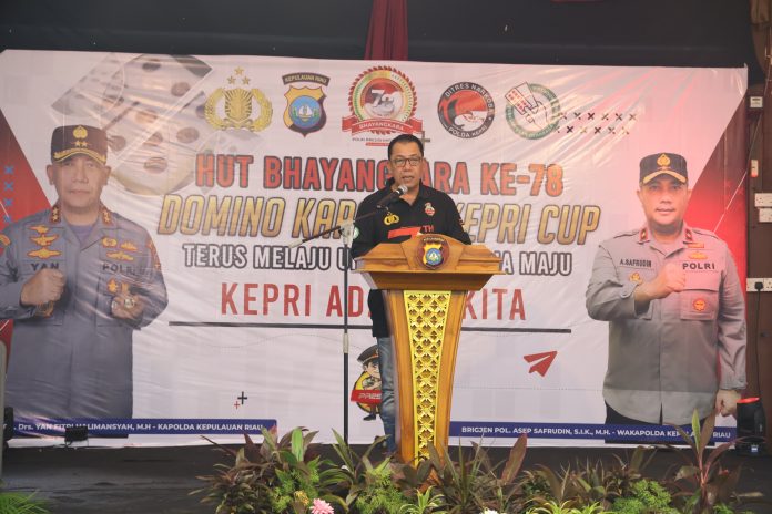 Kapolda Kepri Irjen. Pol. Drs. Yan Fitri Halimansyah memberikan sambutan kegiatan perlombaan domino dalam rangka Hari Bhayangkara ke-78, di D'reg Café Mega Legenda Batam, Jumat (24/5/2024). f,Polda Kepri