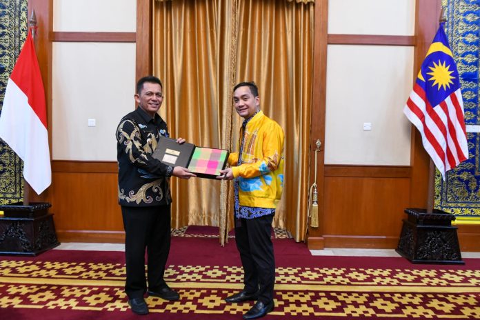 Gubernur Kepulauan Riau Ansar Ahmad melakukan pertemuan bilateral dengan Menteri Besar Johor, Yang Amat Berhormat (YAB) Dato’ Onn Hafiz Ghazi di Gedung Daerah Tanjungpinang pada Jumat (24/05) f,diskominfo Kepri