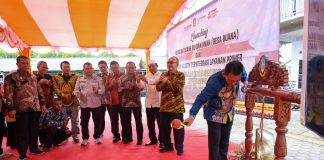 Gubernur Kepri Ansar Ahmad melaunching Gerakan Sayang Ibu dan Anak Gubernur Kepri Ansar Ahmad melaunching Gerakan Sayang Ibu dan Anak (Gesa Buana) dan Posyandu Holistik Terintegrasi Layanan Primer di Posyandu Saliara Perum. Bukit Raya, Kamis (30/5) f,diskominfo Kepri