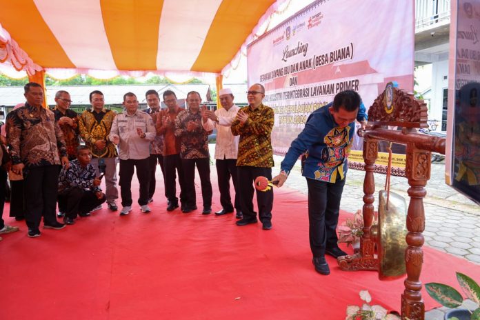 Gubernur Kepri Ansar Ahmad melaunching Gerakan Sayang Ibu dan Anak (Gesa Buana) dan Posyandu Holistik Terintegrasi Layanan Primer di Posyandu Saliara Perum. Bukit Raya, Kamis (30/5) f,diskominfo Kepri