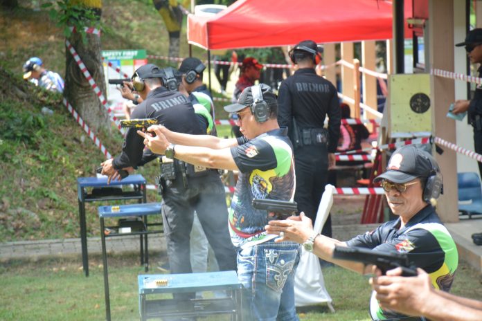 Kapolda Kepri Irjen. Pol. Drs. Yan Fitri Halimansyah, saat ikut melakukan latihan menembak dalam rangka HUT Bhayangkara ke-78 Tahun 2024 di Lapangan Tembak Mapolda Kepri. Sabtu (18/5/2024). f,Polda Kepri