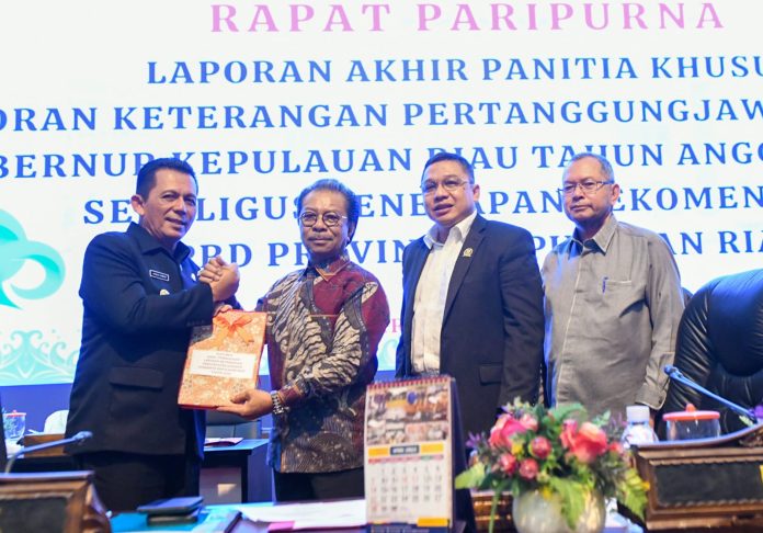 Gubernur Kepulauan Riau Ansar Ahmad menghadiri rapat paripurna DPRD Provinsi Kepri masa sidang kedua tahun sidang 2024 di Balairung Wan Seri Beni, Dompak, Selasa (21/5) f,diskominfo Kepri